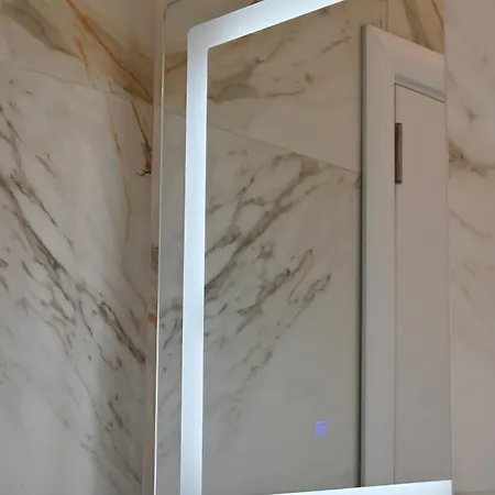 Modern Stay, * Tiran